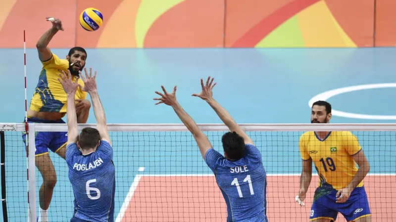 Hvězda čtvrtfinálového klání Wallace de Sousa smečuje