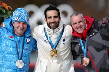 Pavol Hurajt, Martin Fourcade a Christoph Sumann při slavnostním medailovém ceremoniálu