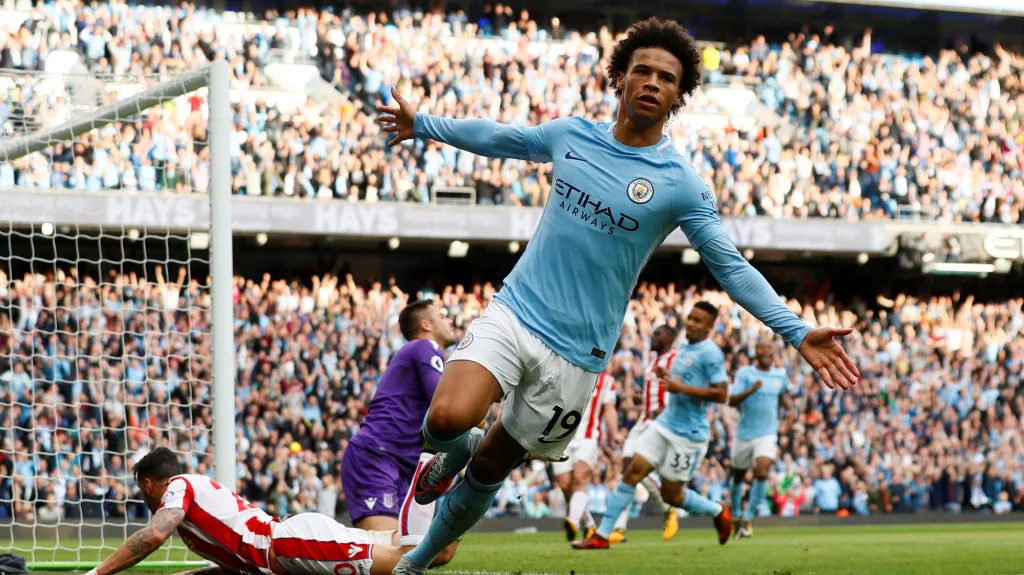 Leroy Sané slaví vstřelený gól proti Stoke City