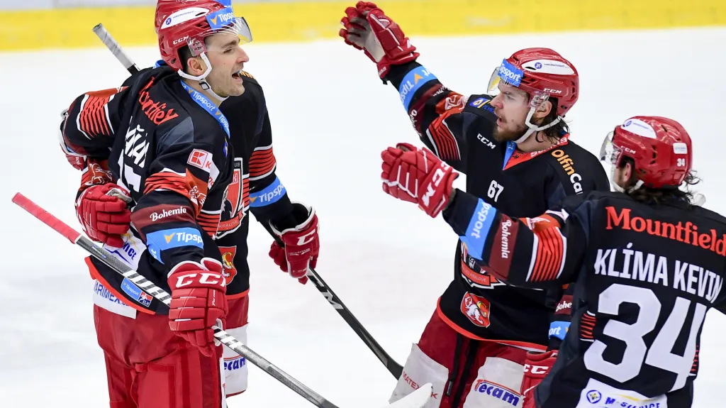 Hokejisté Hradce Králové slaví gól Dominika Graňáka