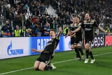 Matthijs de Ligt (vlevo) slaví se spoluhráči z Ajaxu vstřelený gól