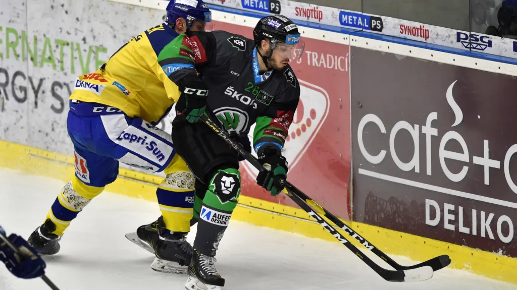 Zlínský obránce David Nosek brání útočníka Martina Látala