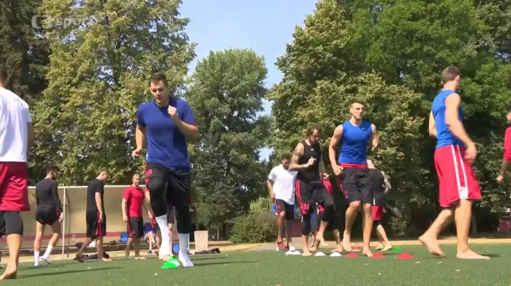 S basketbalovou reprezentací už trénují i Balvín a Schilb