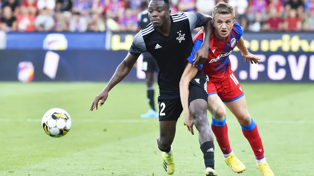 Plzeňský Jan Kopic (vpravo) v utkání proti Šeriffu Tiraspol