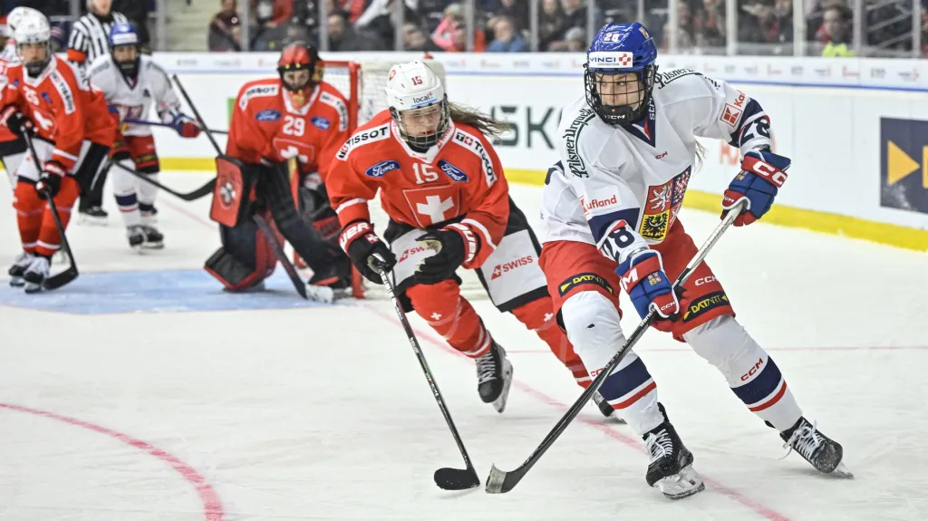 Noemi Neubauerová si kryje puk před švýcarskou protihráčkou