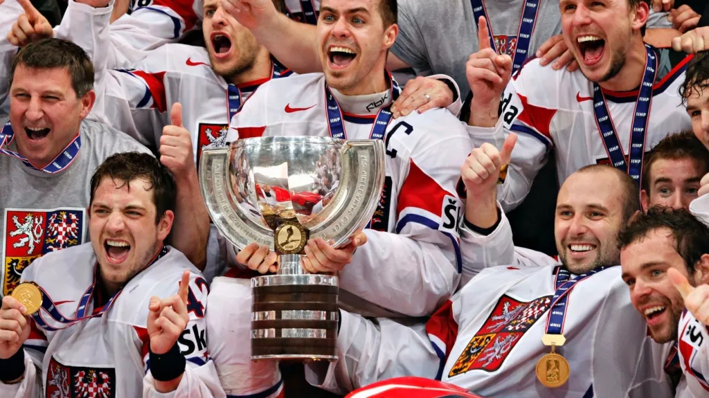 Tomáš Rolinek s pohárem pro mistry světa v roce 2010