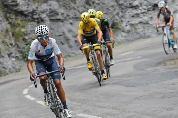 Nairo Quintana ujíždí Chrisi Froomovi