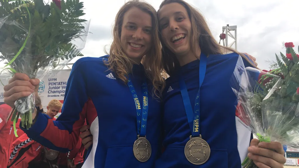 Karolína Křenková a Veronika Novotná s medailemi z MSJ