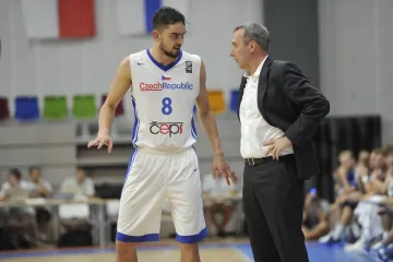Tomáš Satoranský v rozmluvě s trenérem Ronenem Ginzburgem