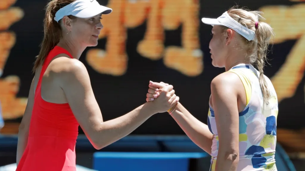 Maria Šarapovová (vlevo) se zdraví s Donnou Vekičovou