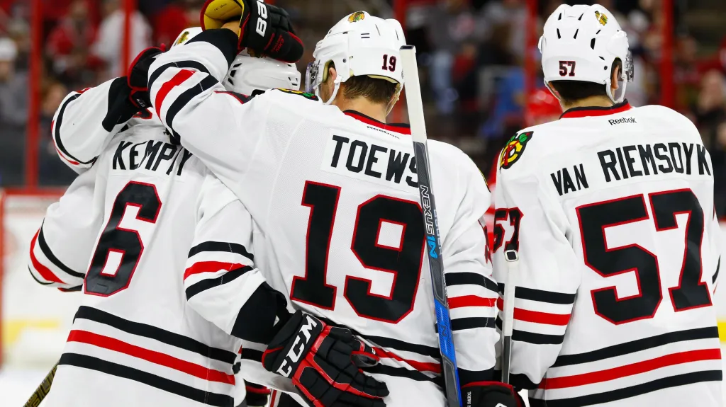 Slavící hokejisté Chicaga (vlevo obránce Kempný)