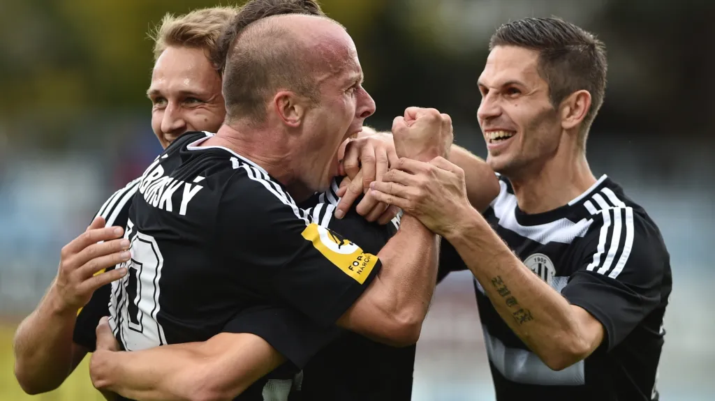 Fotbalisté Českých Budějovic se radují z gólu