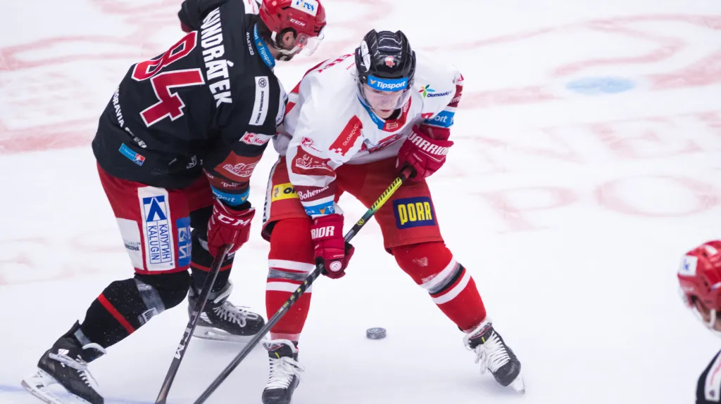 Třinecký Tomáš Kundrátek v souboji s Vojtěchem Tomečkem z Olomouce