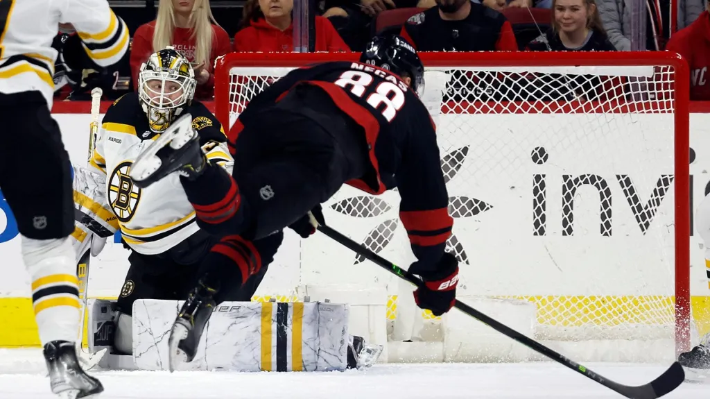 Martin Nečas v zápase Carliony s Bostonem