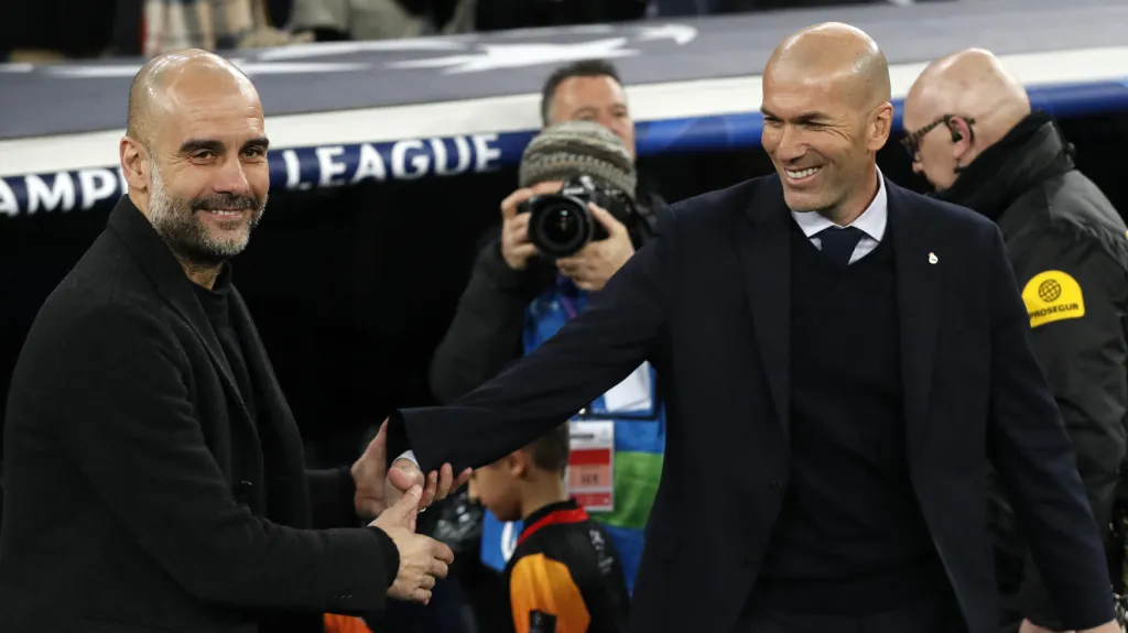 Pep Guardiola a Zinedine Zidane si podávají ruce po utkání na stadionu Santiaga Bernabeua