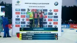 Ceremoniál po hromadném závodě biatlonistek