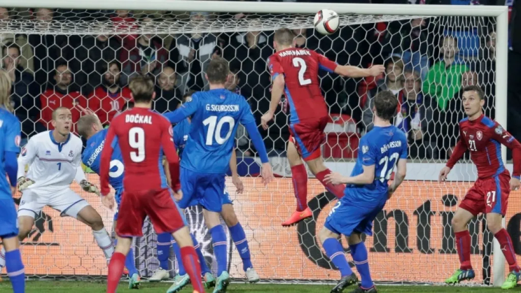 Pavel Kadeřábek střílí vyrovnávací gól proti Islandu