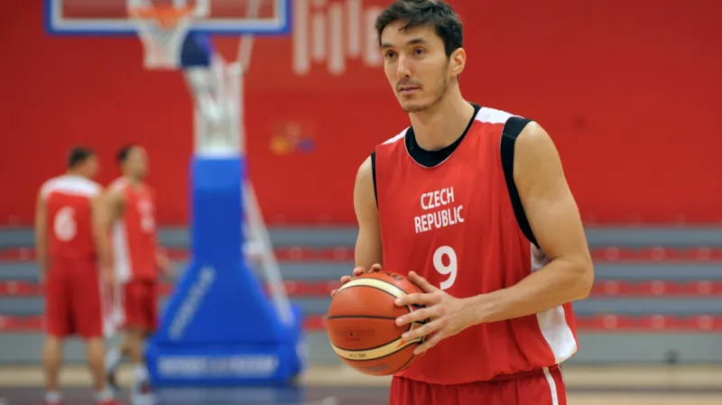 Jiří Welsch při tréninku v Lille vpředvečer duelu s Chorvaty