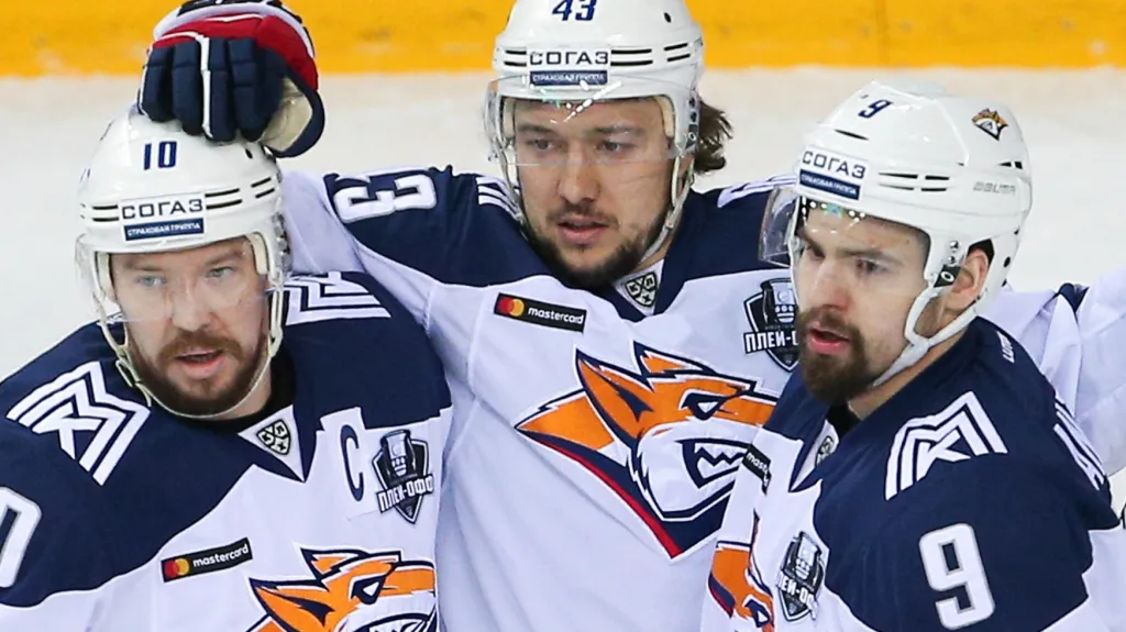 Jan Kovář (uprostřed) slaví se spoluhráči gól v síti Kazaně