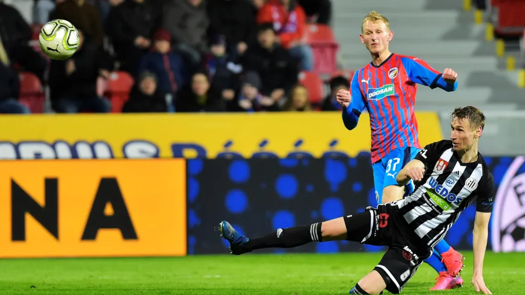 Ondřej Mihálik z Plzně (vzadu) a Pavel Novák z Českých Budějovic