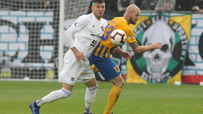 Patrizio Stronati z Baníku Ostrava (vlevo) ve slezském derby s Opavou