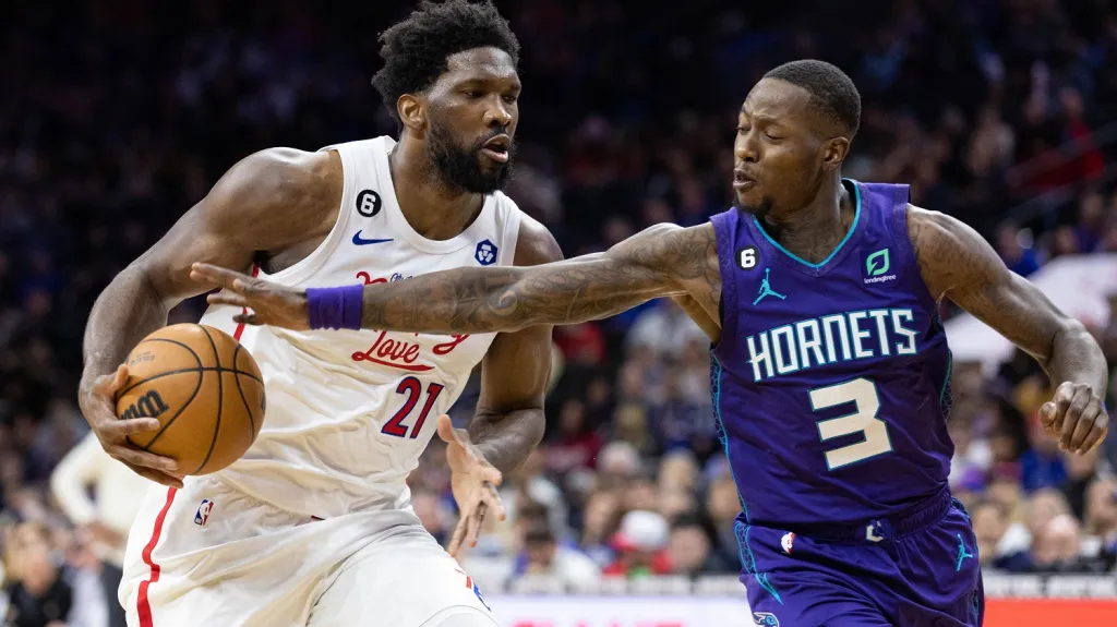 Joel Embiid v utkání s Charlotte