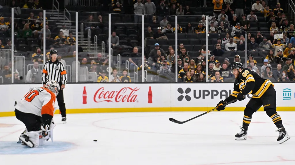 Brankář Philadelphie Daniel Vladař kryje nájezd Davida Pastrňáka z Bostonu