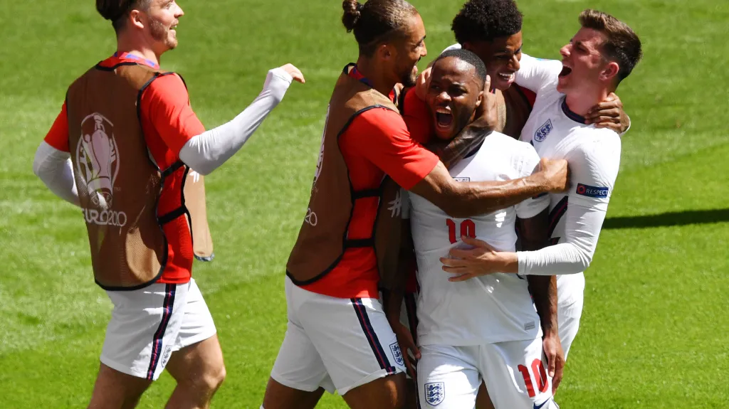 Raheem Sterling (uprostřed skupiny) slaví se spoluhráči z Anglie gól