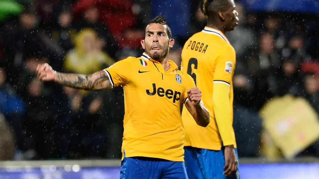 Carlos Tévez a Paul Pogba slaví v dresu Juventusu