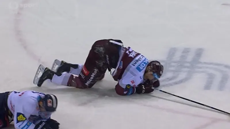 Moment v utkání Liberec - Sparta: Kopnutí Klimka do protihráče (36. min.)