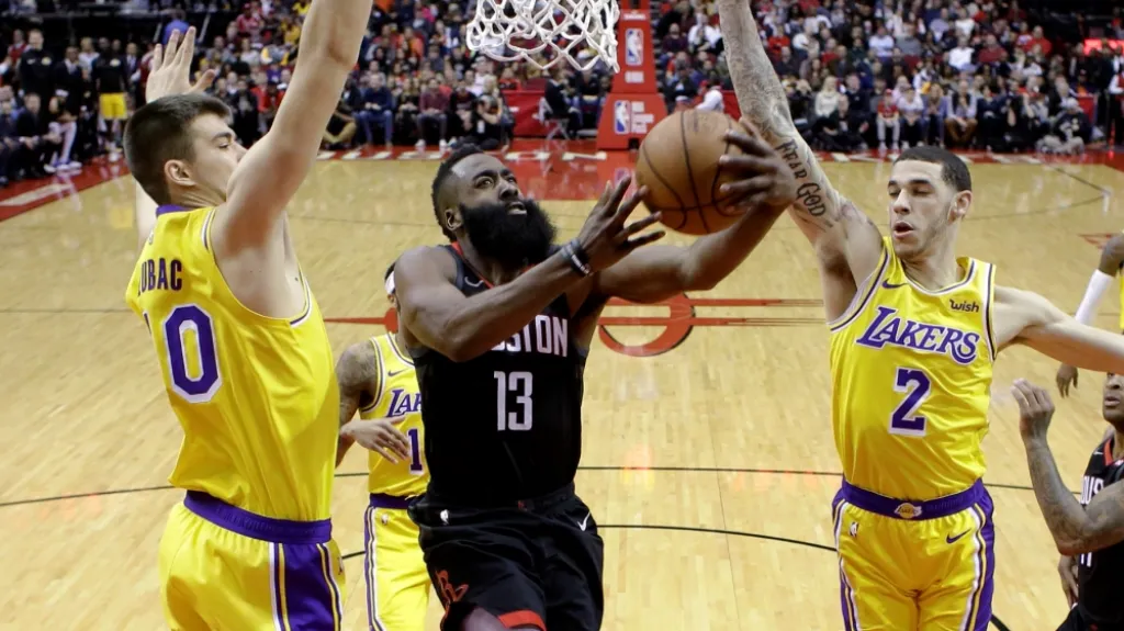 James Harden z Houstonu Rockets v nájezdu na koš proti LA Lakers