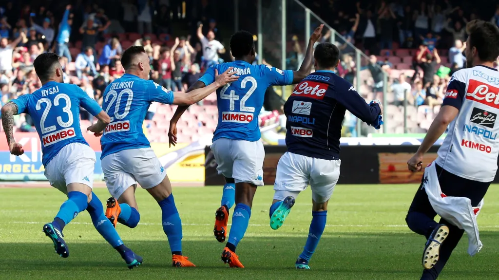 Amadou Diawara (uprostřed) slaví se spoluhráči vítězný gól