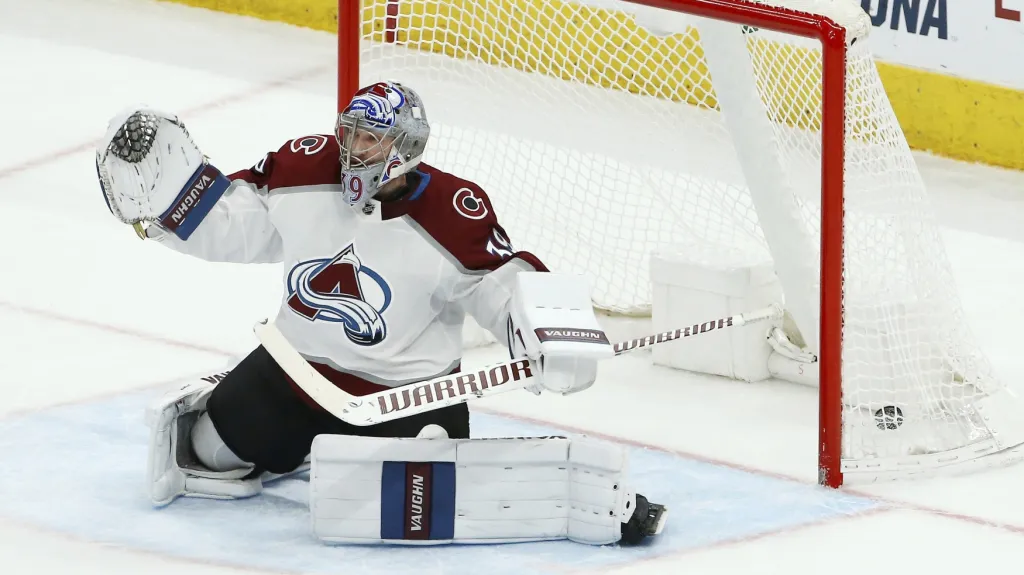 Brankář Pavel Francouz v dresu Colorada