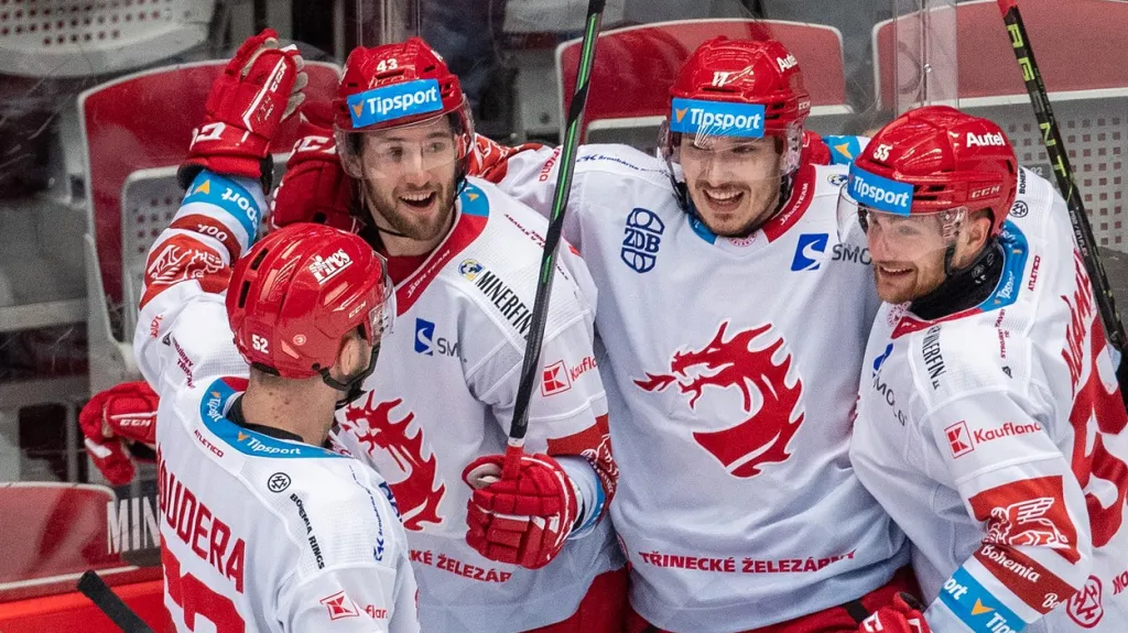 Daniel Kurovský (druhý zleva) oslavuje se spoluhráči z Třince gól