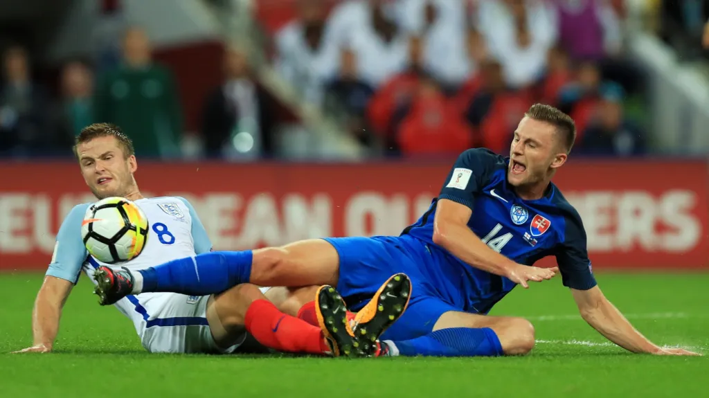 Milan Škriniar (vpravo) v utkání proti Anglii