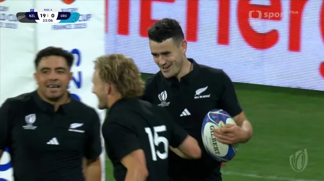 Nový Zéland – Uruguay: Efektní přihrávka McKenzieho jednou rukou na pětku Jordana