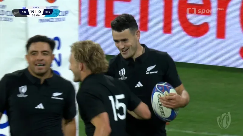 Nový Zéland – Uruguay: Efektní přihrávka McKenzieho jednou rukou na pětku Jordana