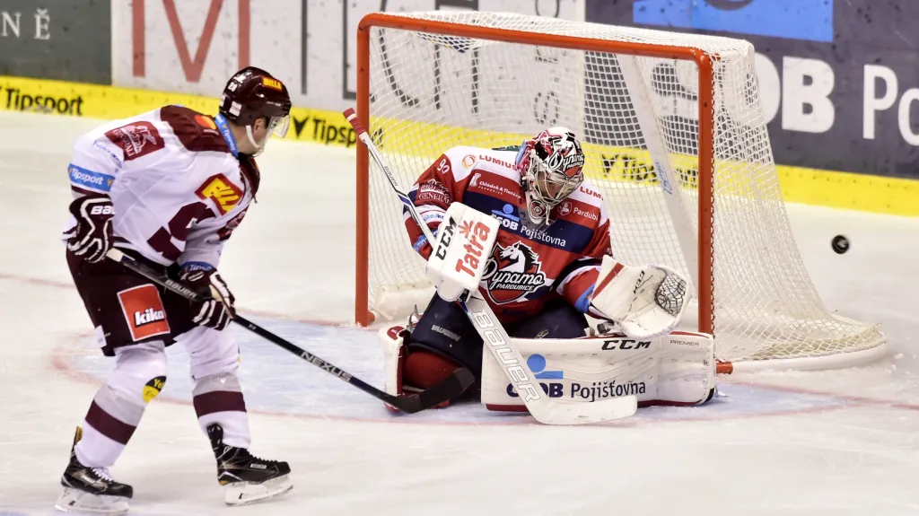 Ondřej Kacetl v brance Pardubic v zápase proti Spartě