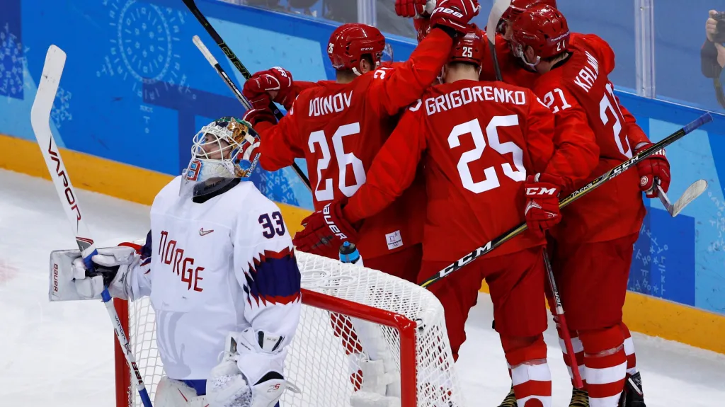 Ruští hokejisté se radují z gólu v utkání proti Norsku