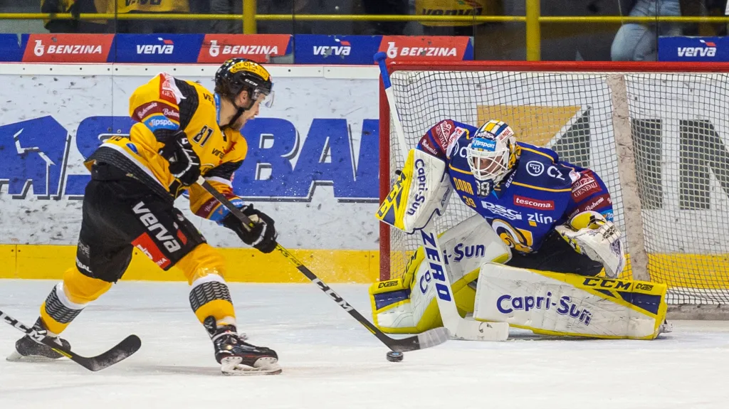 Litvínov - Zlín, Lukáš Válek z Litvínova a brankář Libor Kašík