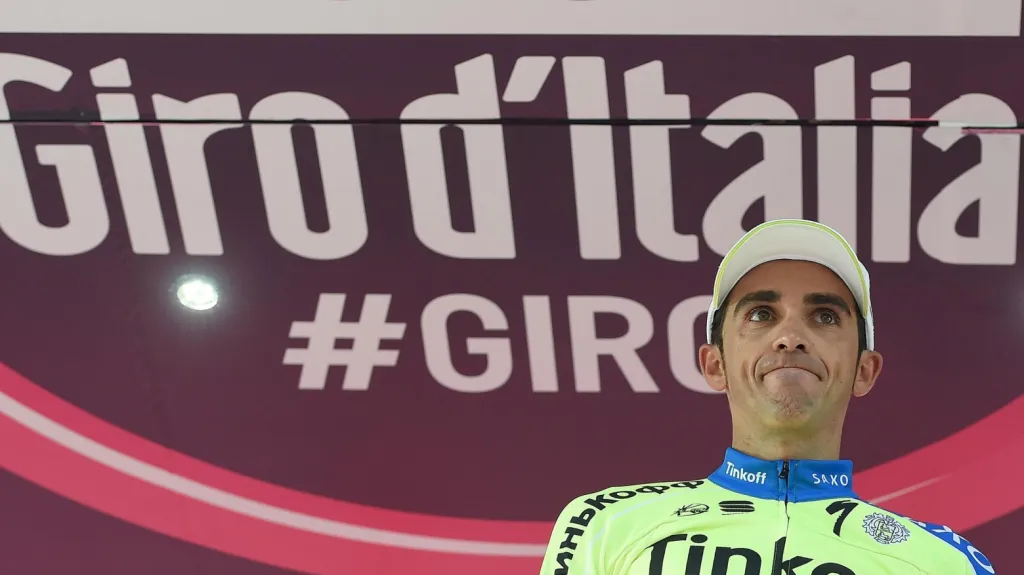 Alberto Contador na pódiu po šesté etapě
