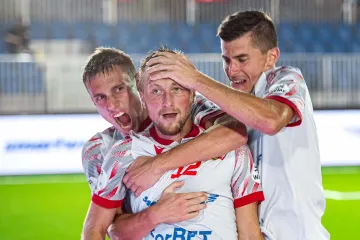 Jan Koudelka slaví branku se spoluhráči