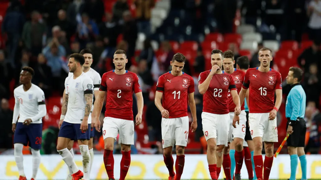 Tomáš Souček (úplně vpravo) se spoluhráči z reprezentace pro prohře v Anglii