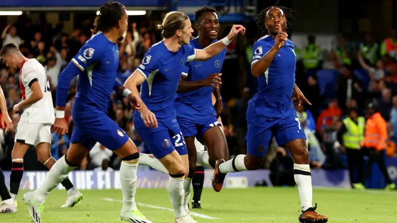 Raheem Sterling slaví gól se spoluhráčí