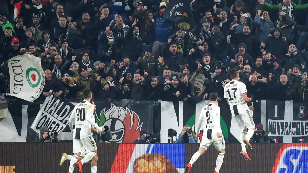 Fotbalisté Juventusu Turín se radují z gólu