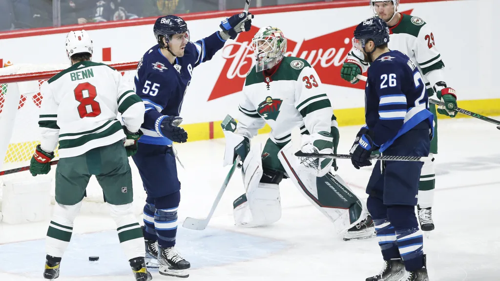 Mark Scheifele se raduje z jedné ze tří tref proti Minnesotě