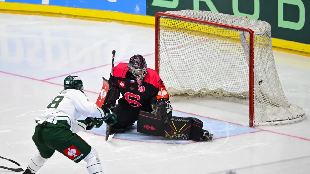 Brankář Sparty Josef Kořenář inkasuje proti Färjestadu