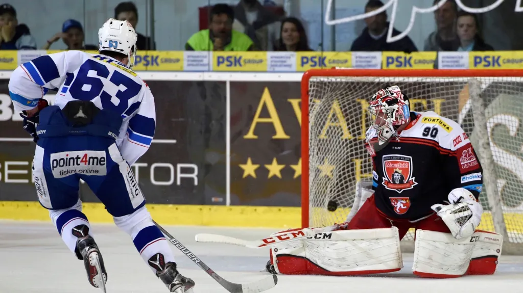 Brněnský Ondřej Němec překonává hradeckého brankáře Ondřeje Kacetla