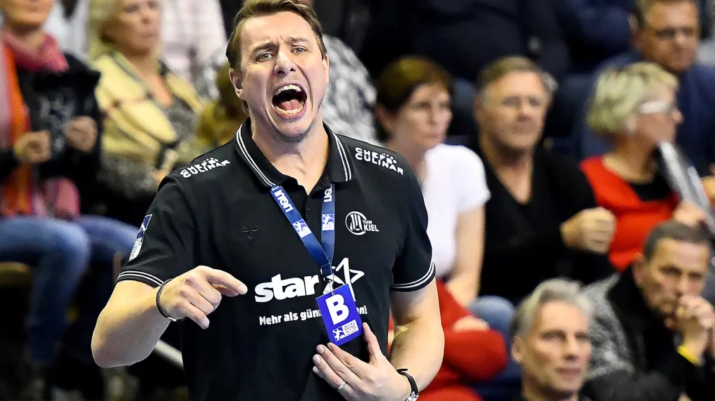 Trenér Kielu Filip Jícha udílí pokyny