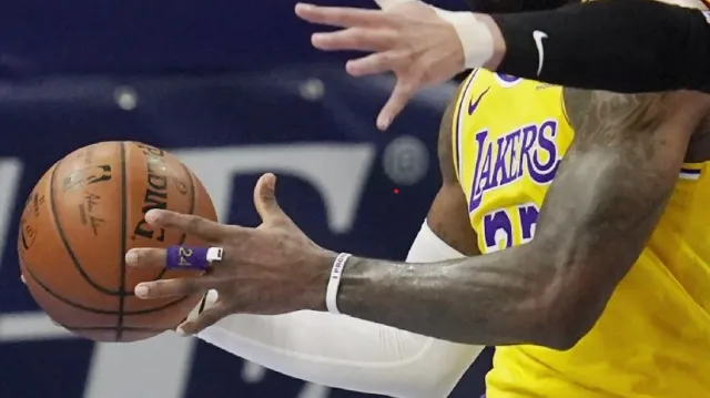 LeBron James hraje s Bryantem na prstu